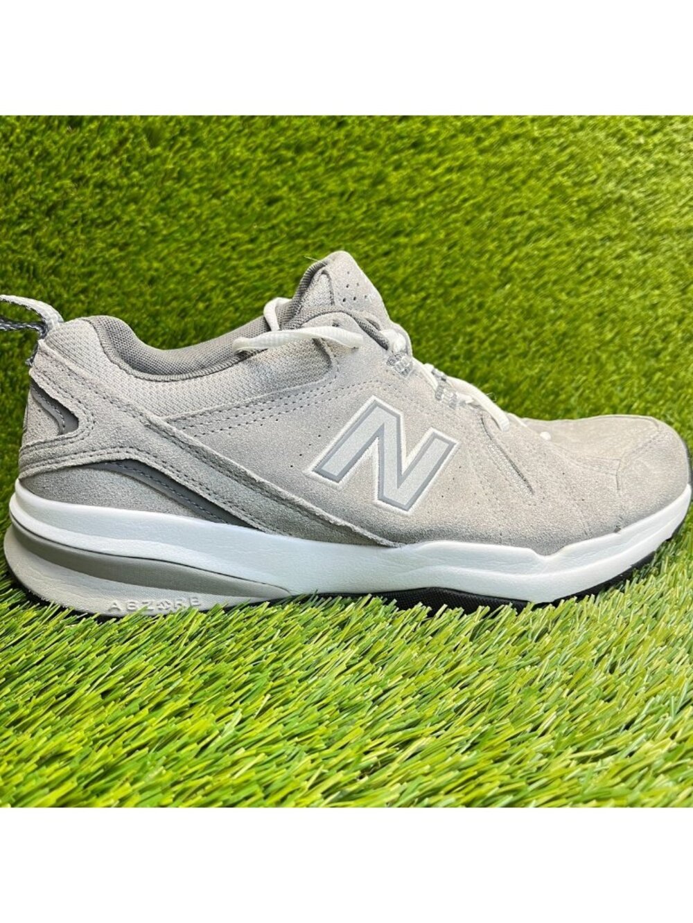 New Balance 608v5 Mens Size 9.5EE Gray White Running Training Shoes Sneakers
